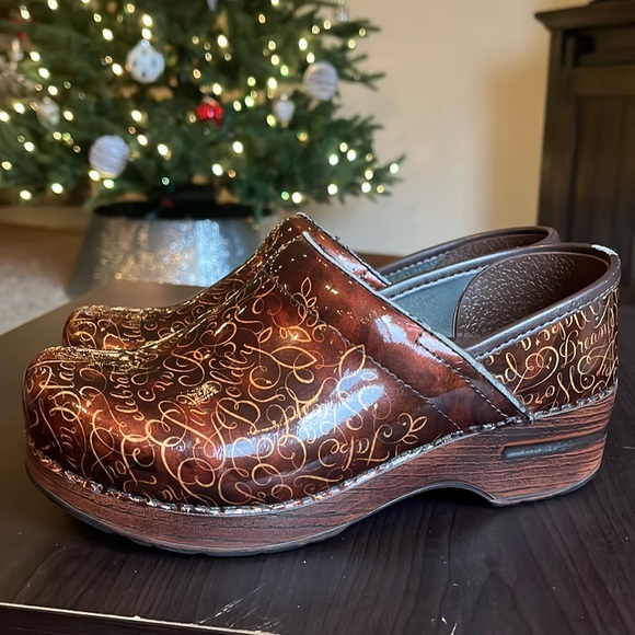 DANSKO Clogs EU 37/ US 6.5 Brown Patent Leather 20th Anniversary LE Embrace - Picture 1 of 14